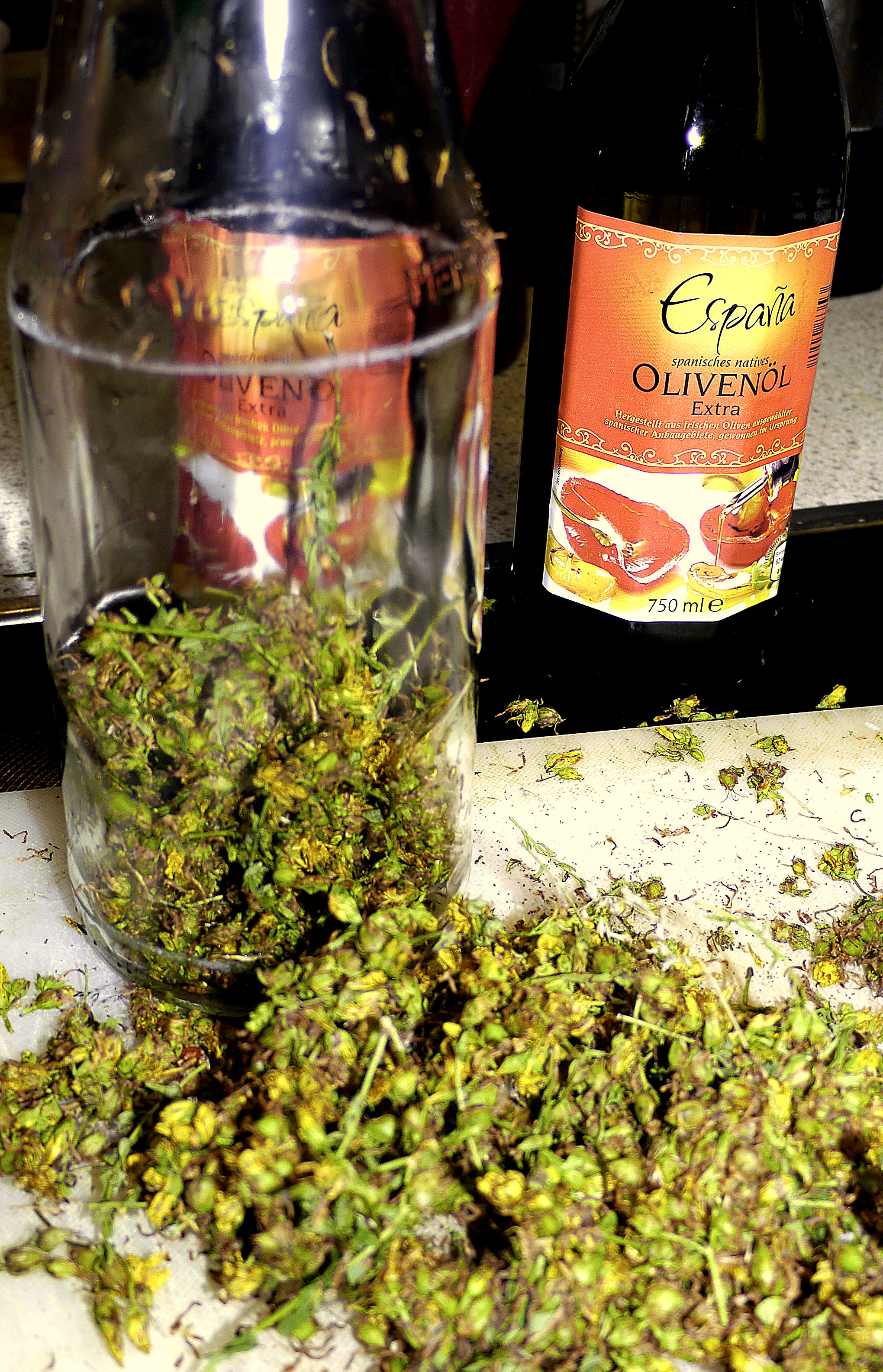 Johanniskrautblüten werden für den Ansatz in Olivenöl vorbereitet